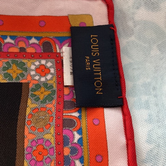 Gorgeous unique no longer available lv scarf - Picture 4 of 6